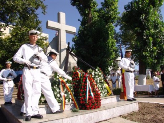 Depunere de coroane cu iz de scandal la Monumentul Crucea Marinarilor din Constanţa
